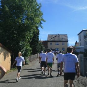 03 Der erste Anstieg schon vor dem Start 03 Der erste Anstieg schon vor dem Start